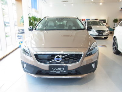 V40クロスカントリー D4 SE 展示致しました♪